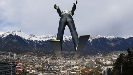 L'Allemand&nbsp;Severin Freund &agrave; l'entra&icirc;nement lors du tournoi de saut &agrave; ski des quatre collines &agrave;&nbsp;Innsbruck (Autriche), le 3 janvier 2014. (KAI PFAFFENBACH / REUTERS)