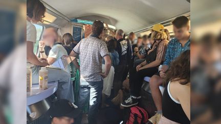 Des passagers malheureux du TGV Barcelone - Paris de samedi se sont installés dans les couloirs et la voiture-bar des autres trains pour rejoindre leur destination, dimanche 15 septembre (GERALD ROUX / FRANCEINFO)