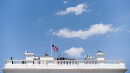 Le drapeau américain mis en berne au dessus de la Maison Blanche, à Washington, le 12 juin 2016. (PETE MAROVICH / DPA / MAXPPP)