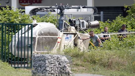 L'hélicoptère utilisé par Redoine Faïd et ses complices a été retrouvé à Garges-lès-Gonesse (Val d'Oise), le 1er juillet 2018. (IAN LANGSDON / EPA / MAXPPP)