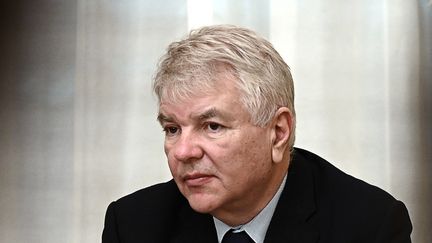 L'ambassadeur de Russie en France Alexey Meshkov donne une conférence de presse au sein&nbsp;l'ambassade&nbsp;de Russie à Paris, le 26 janvier 2022. (LEO PIERRARD / AFP)