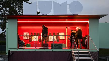 Le musée mobile du Centre Pompidou "La Caravane du bizarre" à Verdun. (JEAN-CHRISTOPHE VERHAEGEN / AFP)