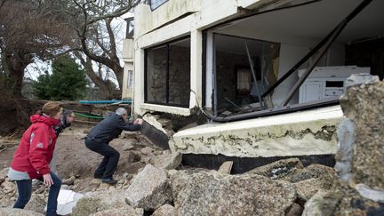 La forte houle a eu raison d'une maison situ&eacute;e &agrave; Brignogan-Plages (Finist&egrave;re), le 3 f&eacute;vrier. (  MAXPPP)