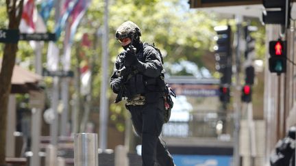Un officier de police traverse Martin Place pr&egrave;s du caf&eacute; Lindt o&ugrave; les otages sont d&eacute;tenus, dans le centre de Sydney (Australie), le 15 D&eacute;cembre, 2014 (JASON REED / REUTERS )