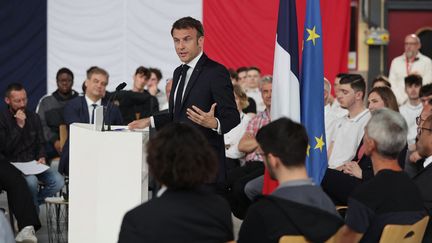 Emmanuel Macron lors de la présentation de la réforme du lycée professionnel, devant les élèves du lycée Bernard-Palissy de Saintes, en Charente-Maritime. (THIBAUD MORITZ / POOL)