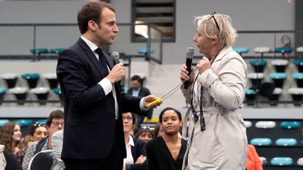 Grand débat : Emmanuel Macron interpellé par une "gilet jaune"