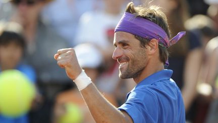 Arnaud Cl&eacute;ment s'est qualifi&eacute; pour le deuxi&egrave;me tour de Roland-Garros en battant le Russe Alex Bogomolov, le 28 mai 2012. (PASCAL GUYOT / AFP)