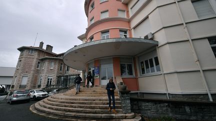 L'entrée du lycée privé Saint-Thomas-d'Aquin, à Saint-Jean-de-Luz (Pyrénées-Atlantiques), le 22 février 2023. (GAIZKA IROZ / AFP)