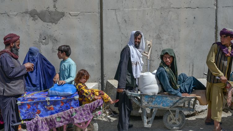 Des Afghans à la frontière avec le Pakistan, samedi 25 septembre 2021.&nbsp; (BULENT KILIC / AFP)