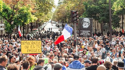 L'une des manifestation contre le pass sanitaire à Paris&nbsp;dans le 17e arrondissement de Paris. (CHRISTOPHE MICHEL / HANS LUCAS)