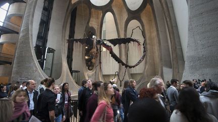 Visiteurs sous l'oeuvre de l'artiste Nicholas Hlobos au musée Zeitz d'art contemporain africain (Zeitz Museum of Contemporary Art Africa ) le 22 septembre 2017, le jour de son ouverture au public (Le Cap, Afrique du Sud)  (RODGER BOSCH/AFP)