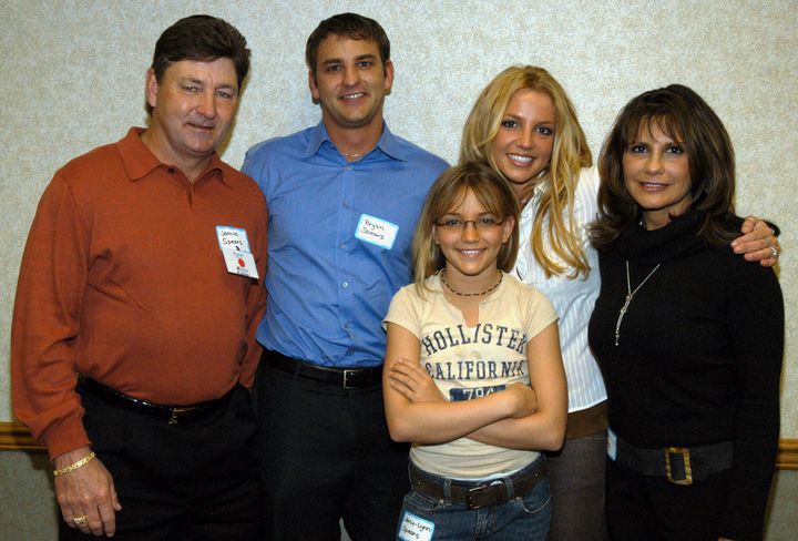 La famille de Britney Spears : son père Jamie Spears, son frère Bryan Spears, sa soeur Jamie-Lynn Spears, Britney Spears et sa mère Lynne Spears en 2003 (KMAZUR / WIREIMAGE)