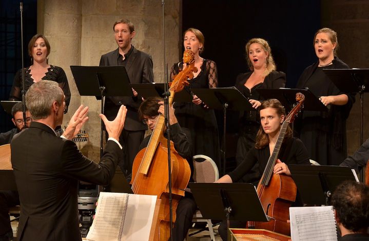 Sébastien Daucé dirigeant l'ensemble "Correspondances" à Ambronay.
 (Bertrand Pichène)