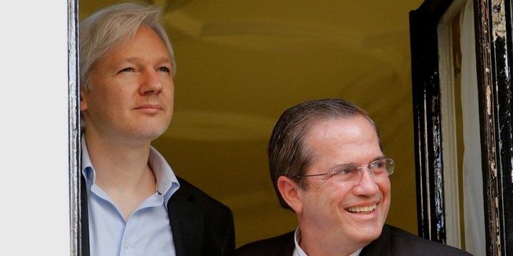 Julian Assange (G) et Ricardo Patino (D) apparaissent à la fenêtre de l'ambassade de l'Equateur à Londres, le 16 juin 2013.  (Andrew Cowie / AFP )