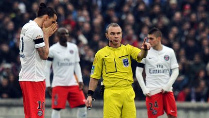 L'arbitre Lionel Jaffredo lors du match Bordeaux-PSG, le 15 mars 2015 &agrave; Bordeaux (Gironde). (NICOLAS TUCAT / AFP)