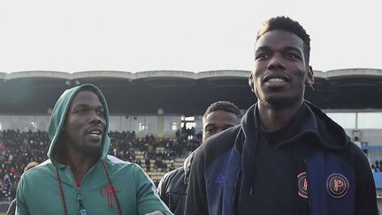 Paul Pogba (à droite) avec son frère Mathias Pogba (à gauche) avant un match pour un événement caritatif pour la Guinée, à Tours, en 2019. (GUILLAUME SOUVANT / AFP)