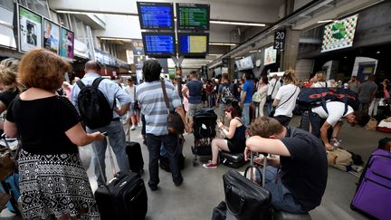 Des voyageurs à la gare Montparnasse, à Paris, le 27 juillet 2018. (GERARD JULIEN / AFP)