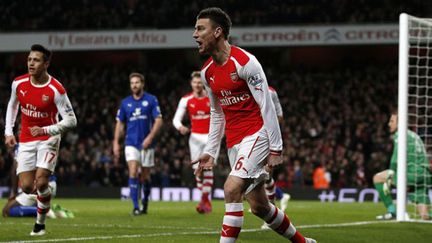 Laurent Koscielny (Arsenal) buteur face à Leicester (ADRIAN DENNIS / AFP)