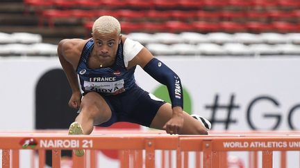 Le Français Sasha Zohya a remporté la finale du 110m haie des championnats du monde juniors et amélioré le record du monde U20 à Nairobi, samedi 21 août 2021. (TONY KARUMBA / AFP)