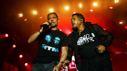 Les rappeurs Kool Shen et JoeyStarr, sur scène, au Francofolies de La Rochelle, le 12 juillet 2018. (XAVIER LEOTY / AFP)