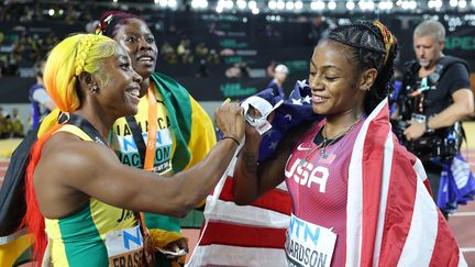 Les Jamaïcaines Shericka Jackson (10''72) et Shelly-Ann Fraser-Pryce (10''77), arrivées deuxième et troisième ont passé le témoin à la nouvelle championne du monde, l'Américaine Sha'Carri Richardson (10"65). (MAXPPP)