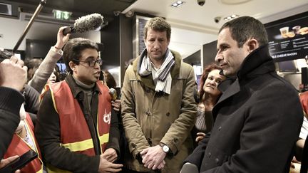 Benoît Hamon et Yannick Jadot lors d'une visite lundi 27 février dans un Mac Donald's à Paris.&nbsp; (PHILIPPE LOPEZ / AFP)