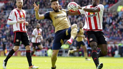 Olivier Giroud (Arsenal) tente de s'extirper de la défense de Sunderland (GRAHAM STUART / AFP)