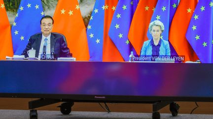 Le Premier ministre chinois Le Keqiang en visioconférence avec la présidente de la Commission européenne Ursula von der Leyen, le 1er avril 2022, à Bruxelles (Belgique).
 (OLIVIER MATTHYS / AFP)