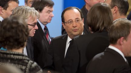 Le pr&eacute;sident de la R&eacute;publique, Fran&ccedil;ois Hollande, discute avec des responsables syndicaux, le 17 janvier 2013 &agrave; Paris. (CHAMUSSY / SIPA)