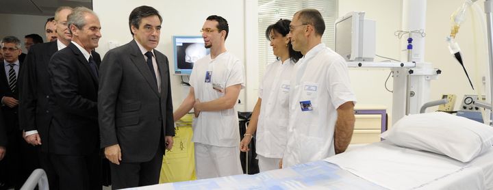 François Fillon à l'hôpital Sainte-Musse à Toulon, en novembre 2011 (ANNE-CHRISTINE POUJOULAT / AFP)