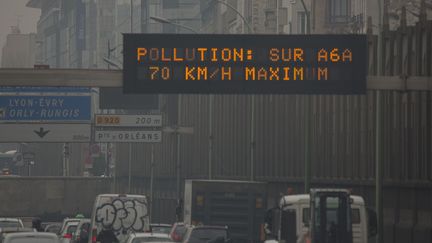 Pollution sur le périphérique parisien, le 18 mars 2015. (CAROLINE PAUX / AFP)