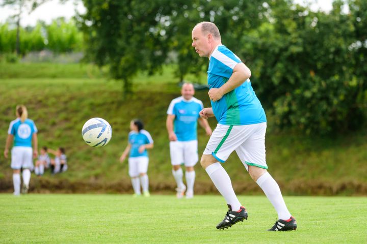 Le Prince Albert de Monaco joue au foot lors d'un match de charité à Bilje, en Slovénie, le 21 juin 2015. (JURE MAKOVEC / AFP)