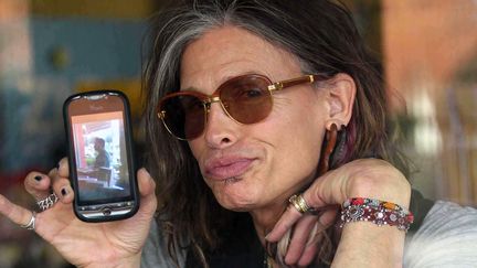 Tel est pris qui croyait prendre. Le nouveau passe-temps de Steven Tyler? Prendre en photo les paparazzi... (ZO5 / WENN / SIPA)