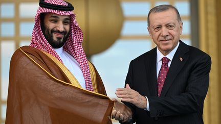 Le prince saoudien Mohammed Ben Salmane accueilli par le président turc Recep Tayyip Erdogan à Ankara (Turquie) le 22 juin 2022 (OZAN KOSE / AFP)