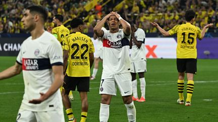 La déception de Kylian Mbappé face à Dortmund en Ligue des champions, le 1er mai 2024. (BERND THISSEN / DPA / AFP)