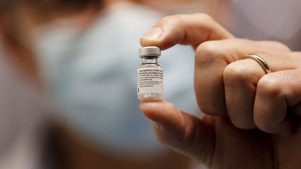 Un flacon de vaccin anti Covid-19 Pfizer. (DYLAN MEIFFRET / MAXPPP)