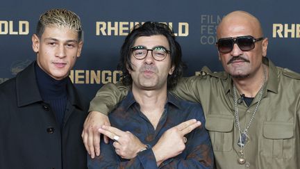 L'acteur Emilio Sakraya (qui incarne Xatar), le réalisateur Fatih Akin et le vrai Giwar Hajabi alias la star du rap allemand Xatar, le 22 octobre 2022 au festival de Cologne (Allemagne). (MALTE OSSOWSKI/SVEN SIMON / SVENSIMON)