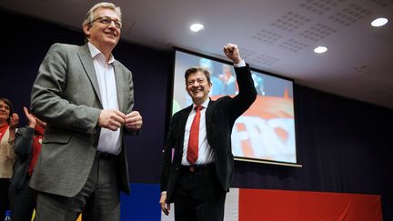 Pierre Laurent, président du Parti communiste, et Jean-Luc Mélenchon à Mulhouse en avril 2013. (SEBASTIEN BOZON / AFP)