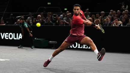 Pour sa deuxième participation au Masters 1000 de Paris Bercy, Arthur Fils s'est incliné au premier tour face à l'Allemand Daniel Altmaier, le 31 octobre 2023. (DIMITAR DILKOFF / AFP)