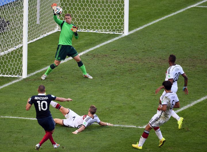 Karim Benzema tente de marquer contre le gardien Manuel Neuer de l'Allemagne lors des quarts de finale la Coupe du Monde de football 2014 face à l'Allemagne à l'Estadio do Maracana à Rio de Janeiro, au Brésil, le 4 juillet 2014. (MARCUS BRANDT / MAXPPP)