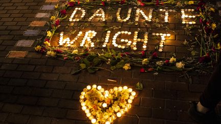  Des manifestants rendent hommage à Daunte Wright, le 12 avril 2021 à Seattle, Washington. Cet homme noir a été tué par un officier qui, selon les autorités, a confondu son revolver de service avec un Taser. (DAVID RYDER / GETTY IMAGES NORTH AMERICA)