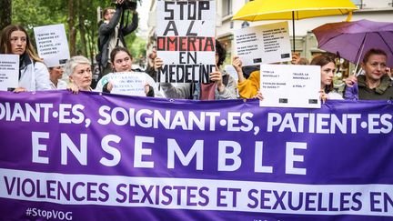 Manifestation devant le ministere des Solidarités et de la Santé pour protester contre les violences sexistes et sexuelles dans le secteur de la santé, le 29 mai 2024. (LUC NOBOUT / MAXPPP)