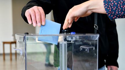 Une personne vote pour le second tour de l'élection présidentielle, le 24 avril 2022. (STEPHANIE PARA / MAXPPP)