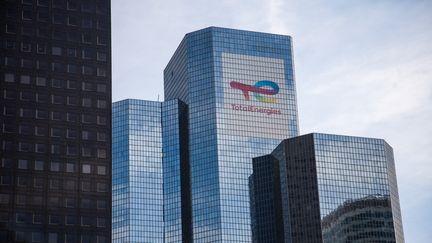 Le siège de Total à La Défense, le 14 juillet 2022. (MAEVA DESTOMBES / HANS LUCAS / AFP)