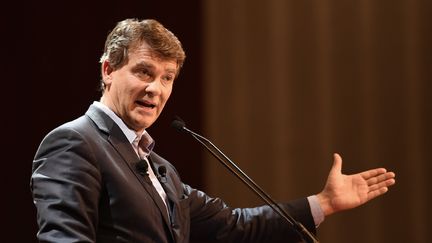 Arnaud Montebourg fait un discours lors d'un meeting à Gonesse, près de Paris, le 19 septembre 2016. (CHRISTOPHE ARCHAMBAULT / AFP)