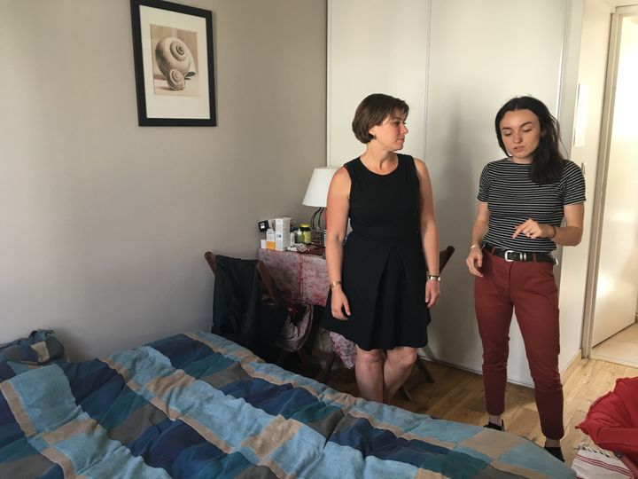 Solenn et Louise dans la chambre qu'occupe Moriba, le 21 juillet 2017, à Saint-Denis (Seine-Saint-Denis).&nbsp; (MARGAUX DUGUET / FRANCEINFO)