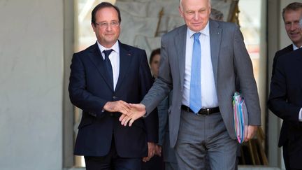 Fran&ccedil;ois Hollande et Jean-Marc Ayrault &agrave; la sortie du Conseil des ministres, le 2 ao&ucirc;t 2013 &agrave; Paris. (BERTRAND LANGLOIS / AFP)