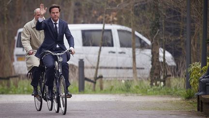 Le Premier ministre n&eacute;erlandais, Mark Rutte,&nbsp;se rend &agrave; Catshuis, sa r&eacute;sidence officielle, le 29 mars 2012. (EVERT-JAN DANIELS / AFP)