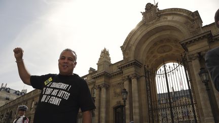 Mohamed Khenniche, repr&eacute;sentant du syndicat SUD PSA Aulnay, devant l'Elys&eacute;e, le&nbsp;20 septembre 2012. (PHILIPPE WOJAZER / REUTERS)