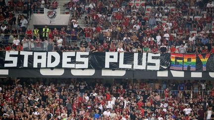 Une banderole brandie par des supporters de Nice (Alpes-Maritimes), pendant le match face à l'OM, le 28 août 2019 à l'Allianz Riviera. (VALERY HACHE / AFP)